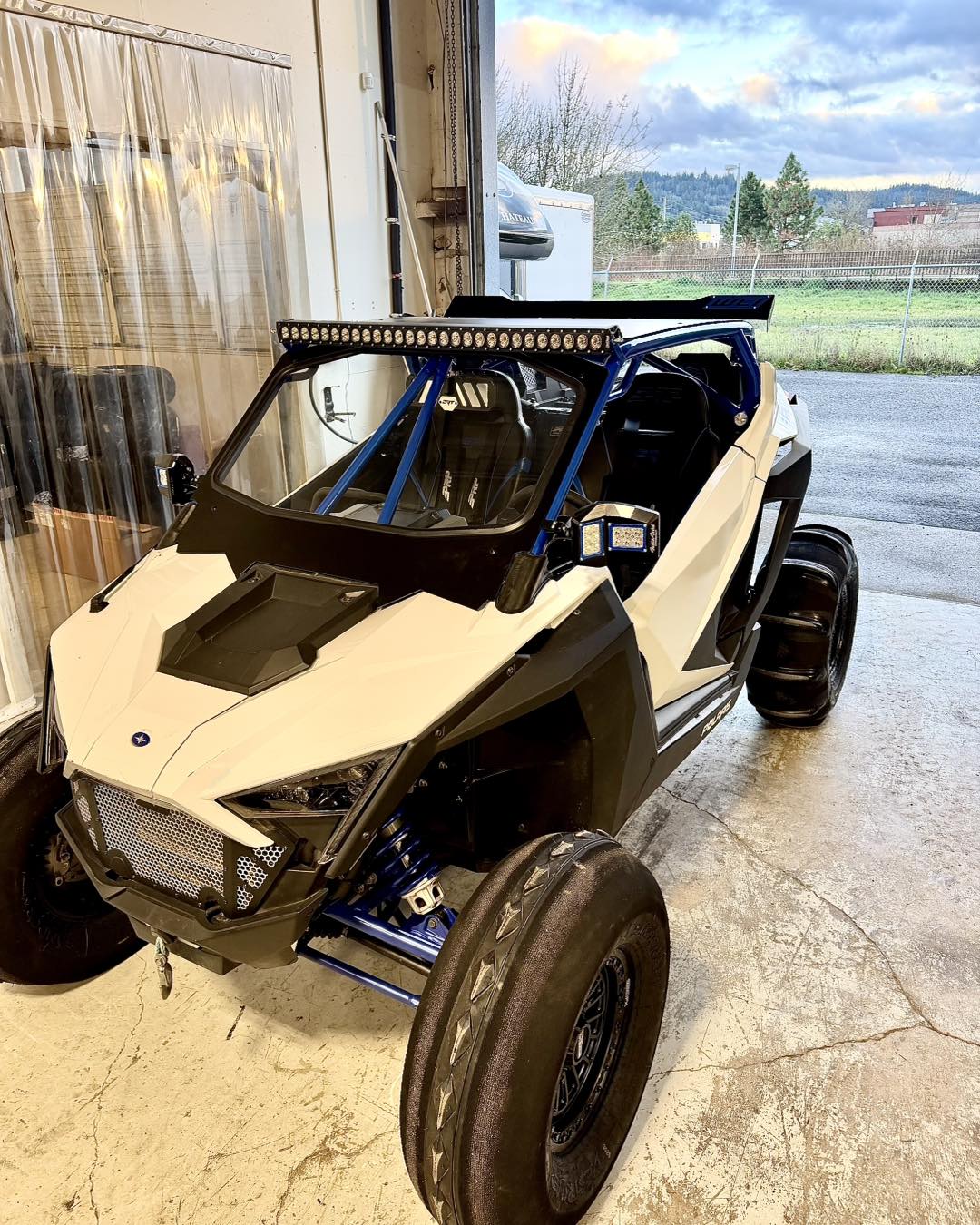 front side view of a polaris pro xp with a wci offroad pro xp roll cage